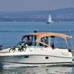 Bayliner Ciera family cruising