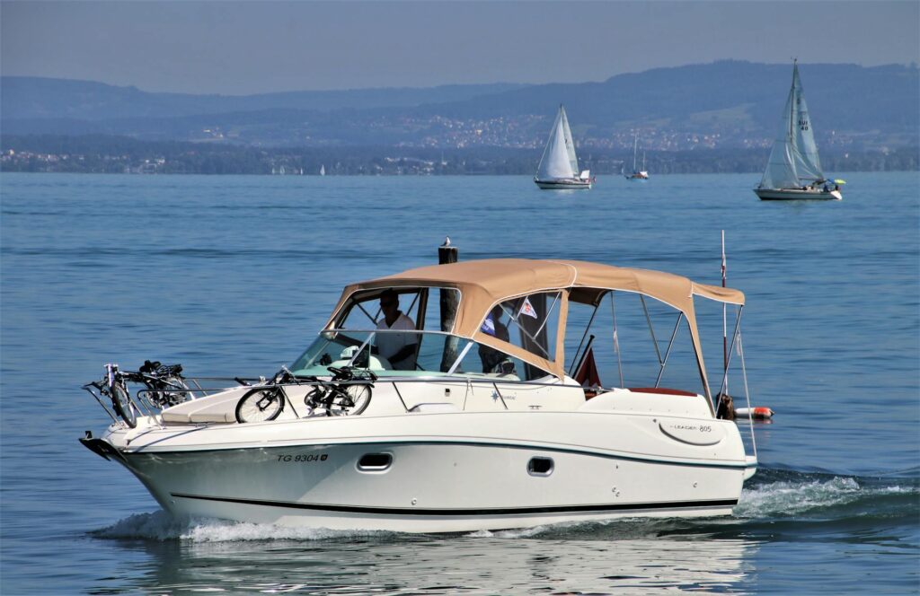 Bayliner Ciera Sunbridge interior cockpit